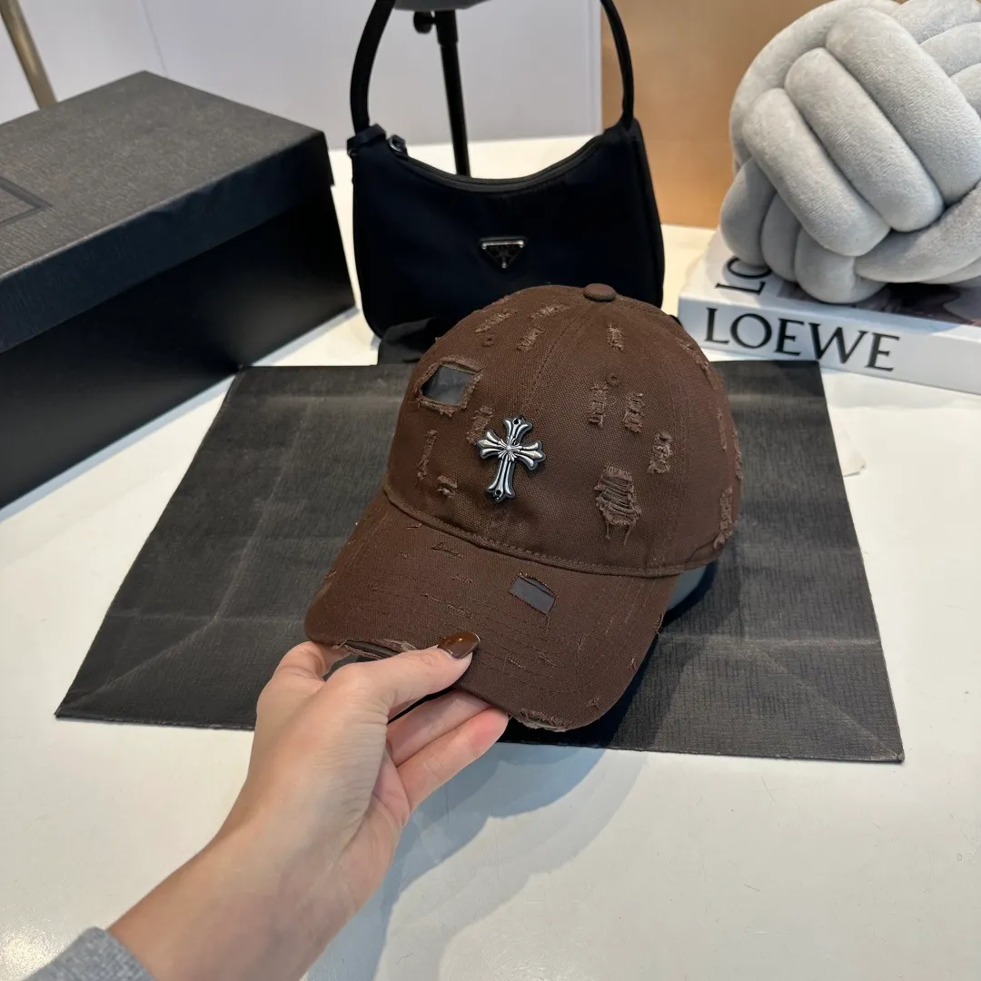 P60 Croxin's new ripped washed cotton baseball cap, a personalized and fashionable style, casual with a cool feel, the same style for men and women! Material: 100% cotton Head circumference: 56-58cm available